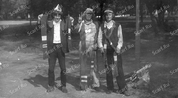 Одно из первых фото фанатов «Зенита». Парк у стадиона Кирова, начало 1981 года. Шарфы ещё сине-белые.